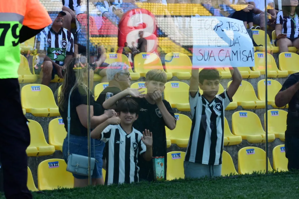 Torcedores com a camisa do Botafogo na arquibancada do estádio Kleber Andrade,