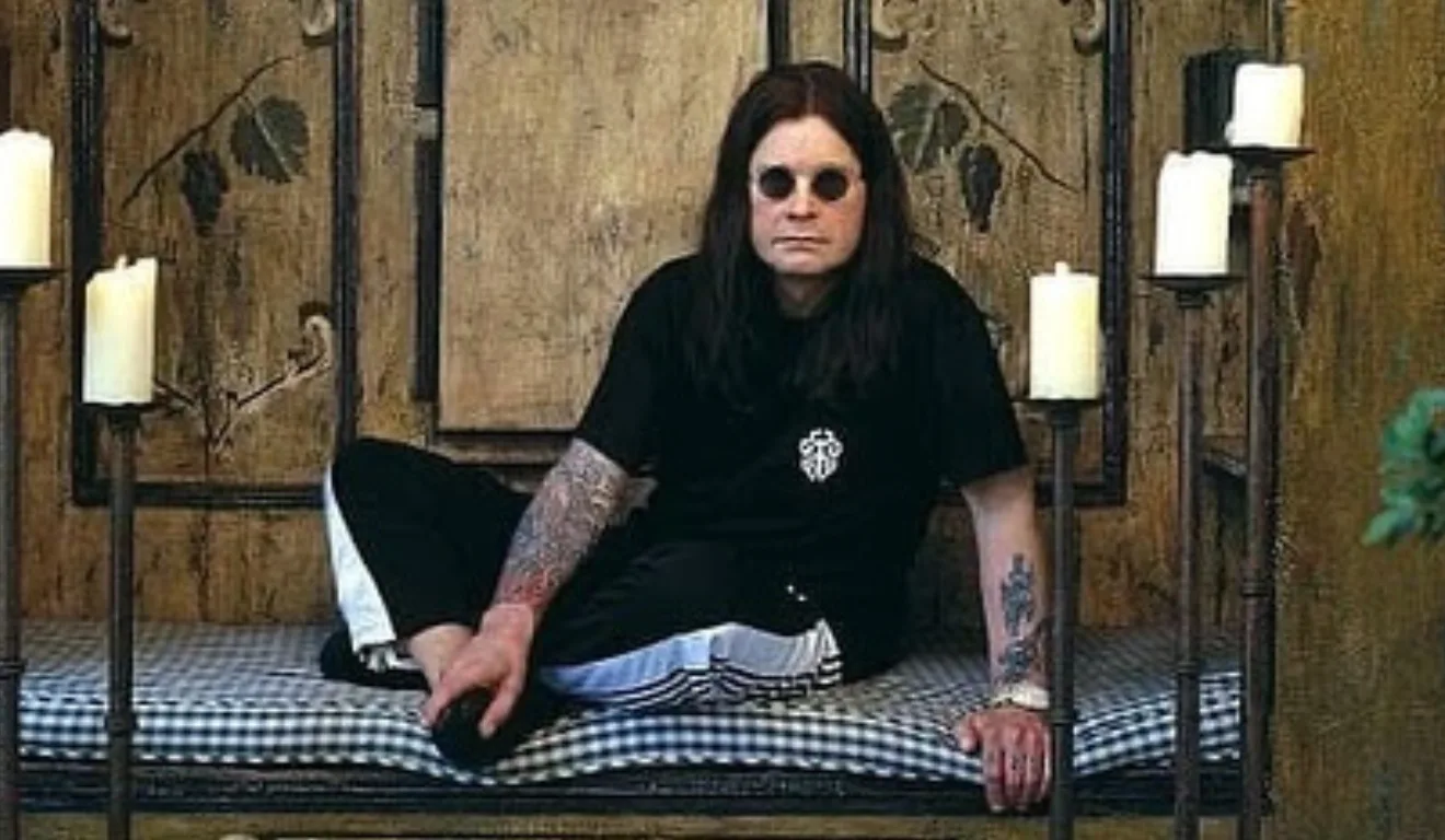 Ozzy Osborne sentado em uma espécie de cama