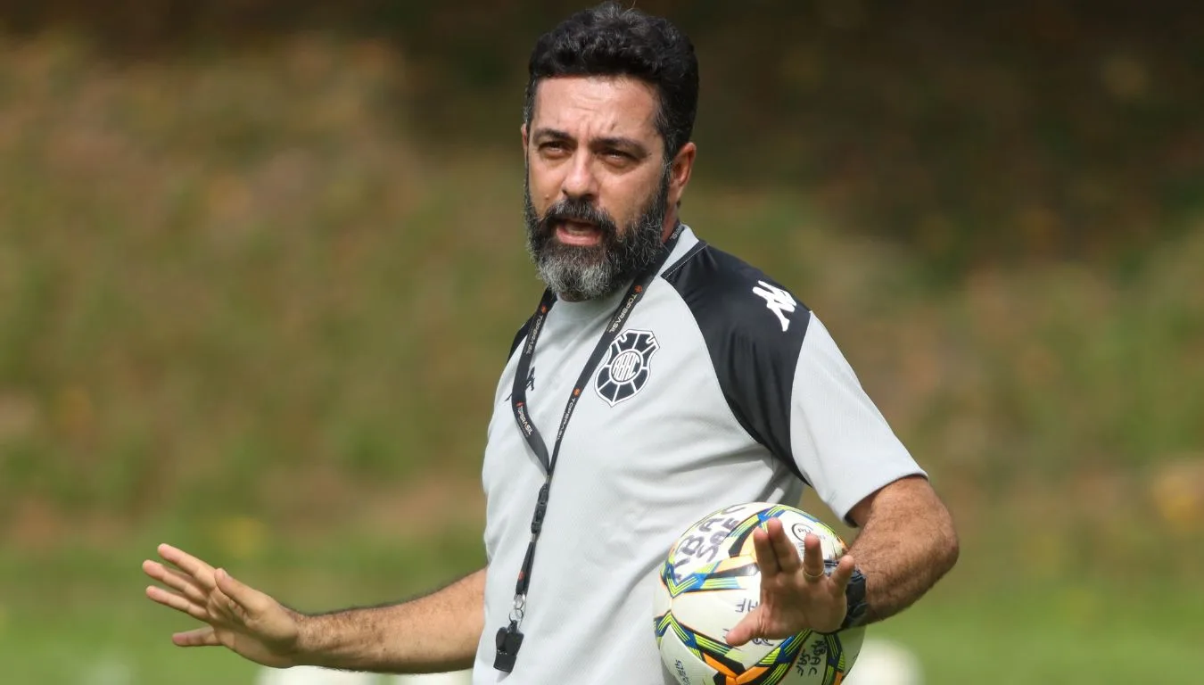 Técnico do Rio Branco, Rodrigo Fonseca, comanda o treino (Foto: Wagner Chaló/Rio Branco)