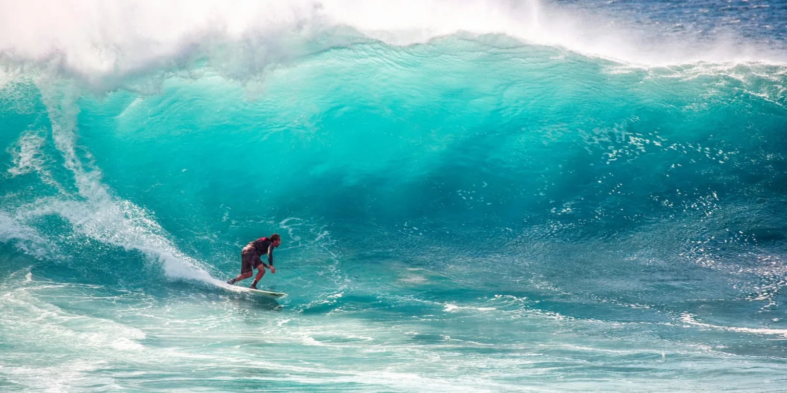 A Evolução do Surfe Competitivo: Do Hawaii às Olimpíadas A Evolução do Surfe Competitivo: Do Hawaii às Olimpíadas
