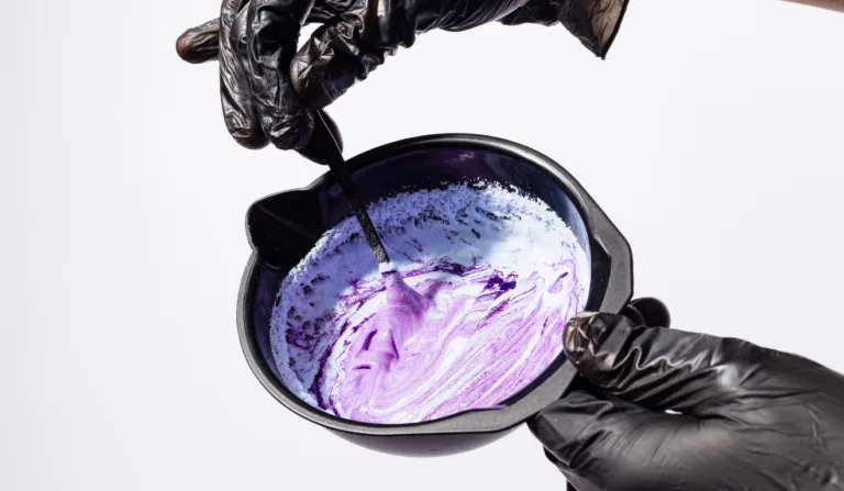 Tinta para cabelos brancos/Reprodução Canva