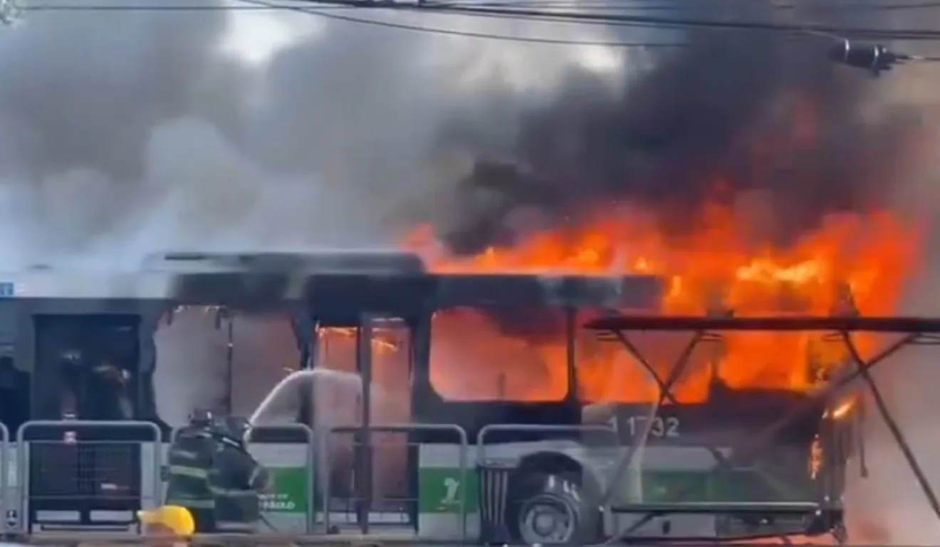 Avião queda ônibus