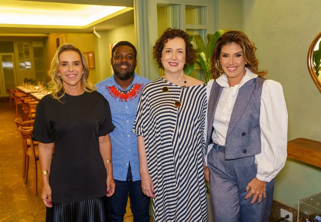 As anfitriãs Bartira Almeida, Sandra Matias e Lara Brotas com o artista Heberth Sobral.