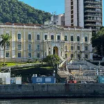 O Palácio Anchieta visto do mar, no Centro de Vitória (Foto: Pedro Permuy)