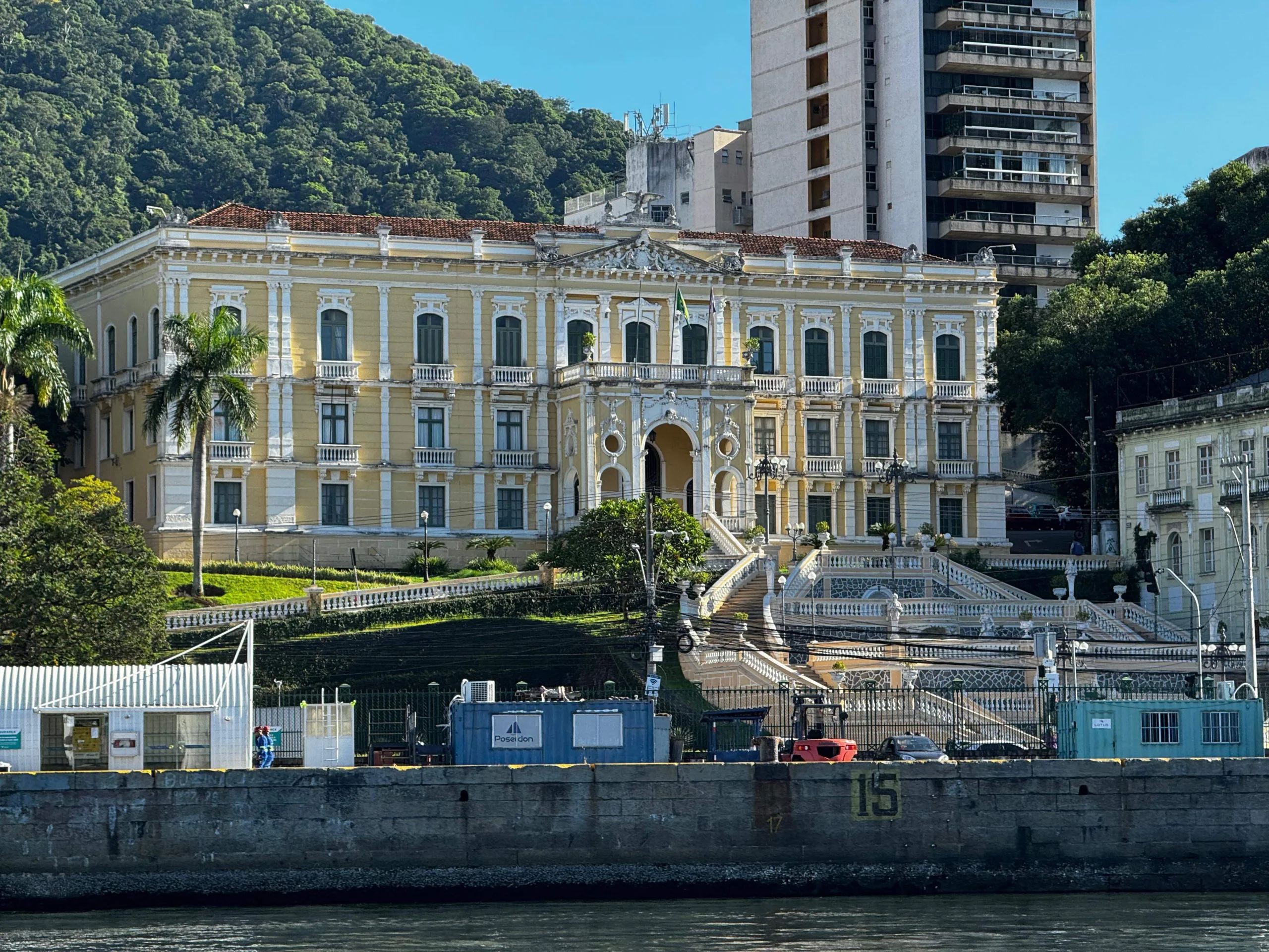 O Palácio Anchieta visto do mar, no Centro de Vitória (Foto: Pedro Permuy)