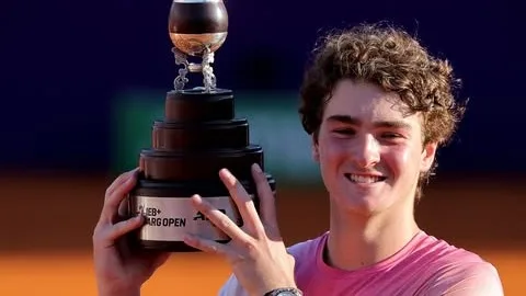 João Fonseca com o troféu ao ATP de Buenos Aires (Foto: @robycomby / IEB+ Argentina Open)