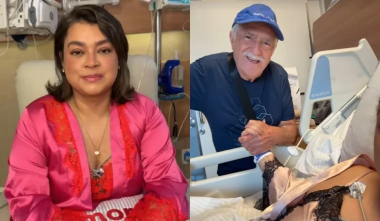 Preta Gil, na maca de hospital, usando um robe rosa. Ela recebeu a visita de Ary, que usa blusa e boné azuis