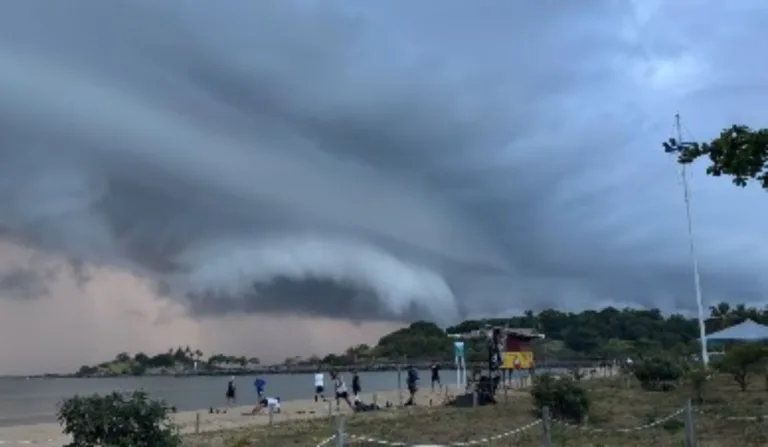 Nuvem de chuva na Praia da Camburi