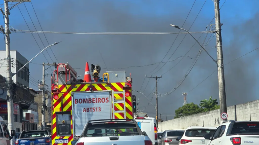 Nuvem de fumaça tomou conta do céu na Serra.