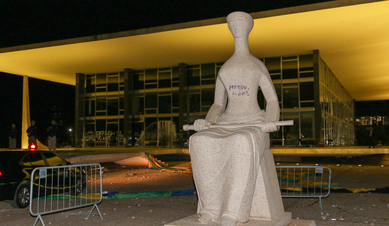 Estátua da Justiça STF pichação