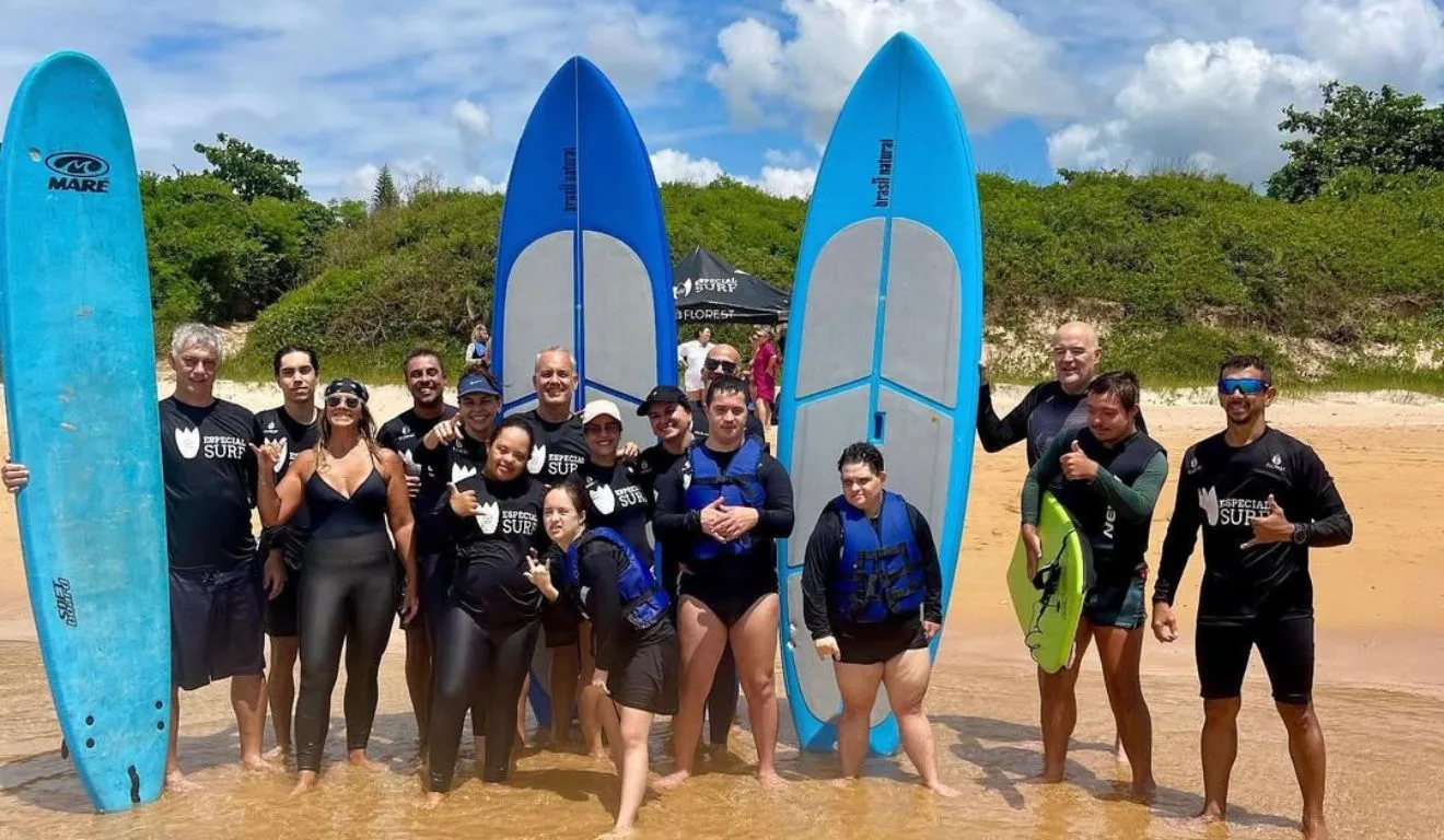 Projeto Especial Surf oferece aulas gratuitas de surfe para pessoas com deficiência em Vila Velha (Foto: Reprodução/Instagram @especialsurf)