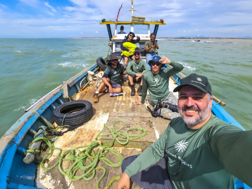 Equipe de produção do documentário reunida na foz do Rio Itapemirim, em Marataízes