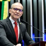 O senador Fabiano Contarato.