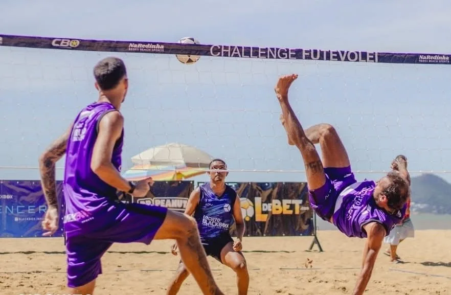 Bruno Travezani em torneio de futevôlei