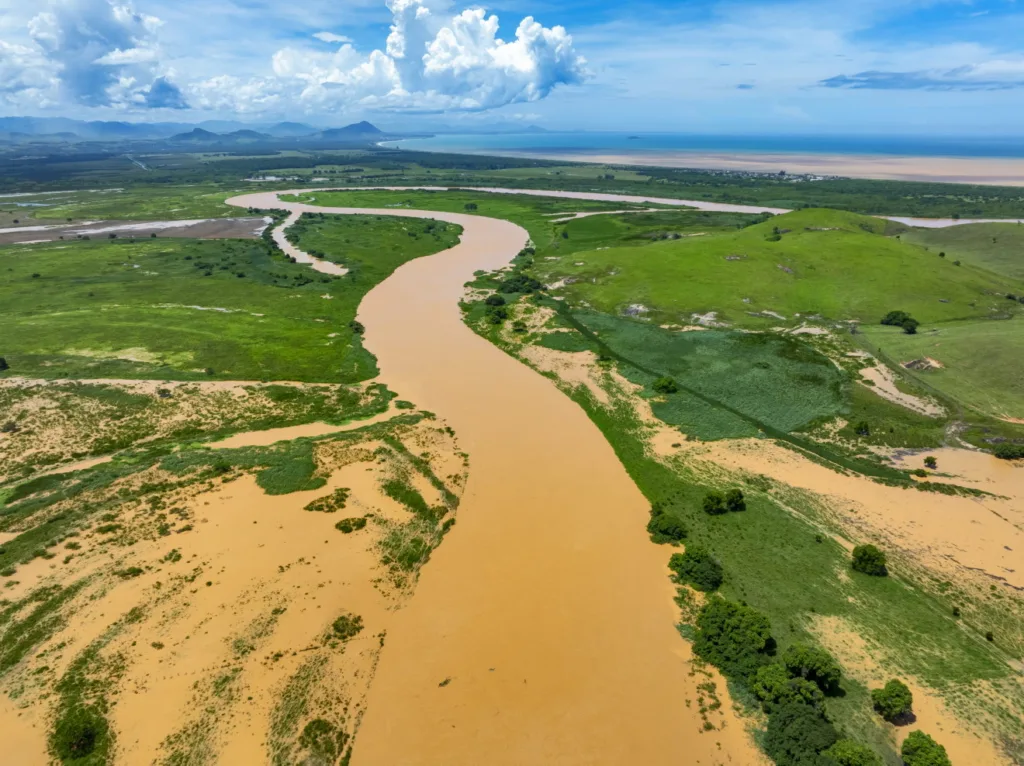 O Rio Itapemirim deságua no Oceano Atlântico em Marataízes, após percorrer seu longo caminho desde o Caparaó