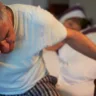 Homem com dificuldade para dormir