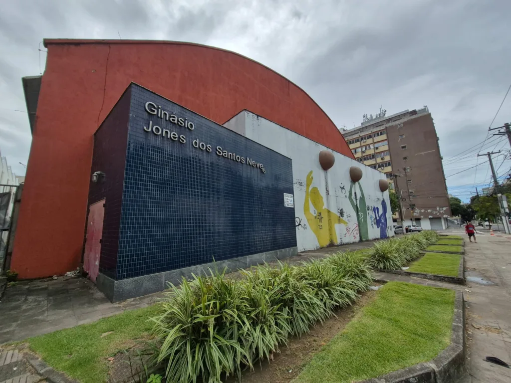 Fachada do Ginásio Jones dos Santos Neves (DED), em Vitória