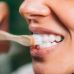 Pessoa escova os dentes