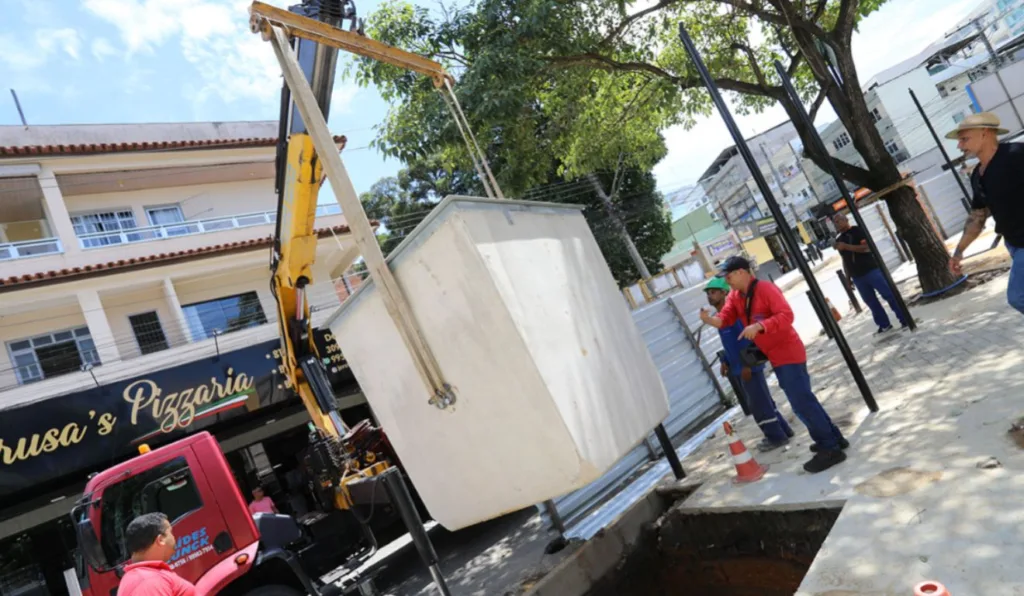 Nesta quarta-feira (19), foram instaladas três lixeiras subterrâneas em Vila Palestina, Cariacica. Foto: Claudio Postay/ Prefeitura de Cariacica