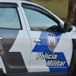 Vítima precisou se jogar em cima do carro da PM para conseguir se livrar do agressor (Foto: Thiago Soares/Folha Vitória)
