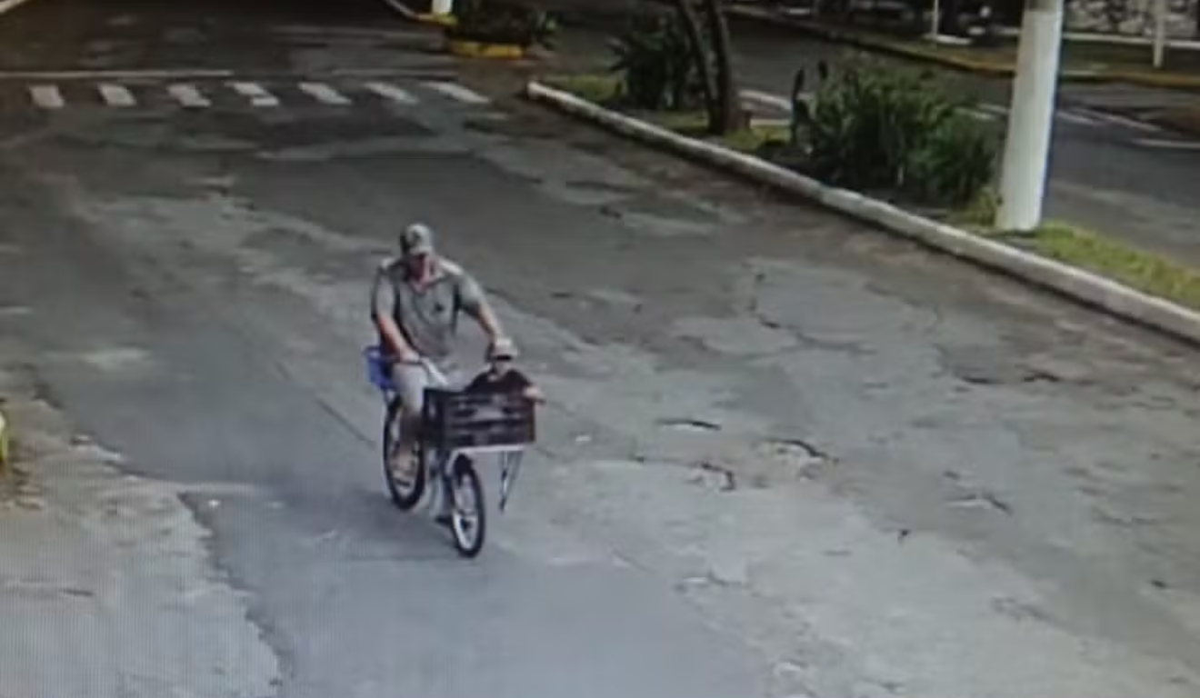 Suspeito com o filho na bicicleta