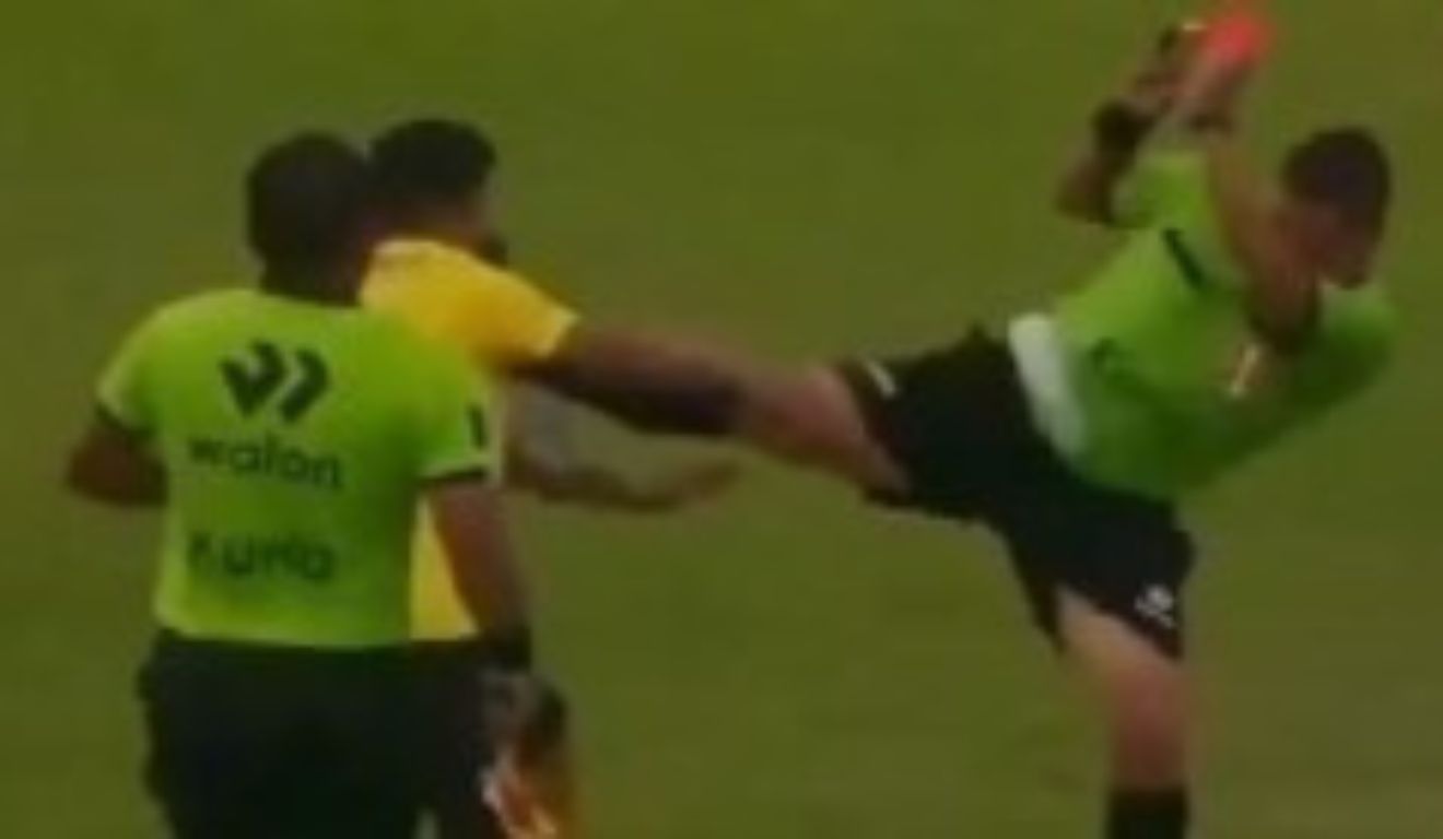 Árbitro Luis Alegre acerta chute para se defender de agressão na Copa Peru, no jogo entre Sport Huaquilla e Magdalena CEDEC