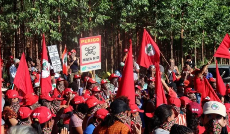 Invasão do MST à área da Suzano Papel e Celulose em Aracruz.