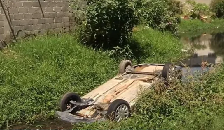 Carro caiu em um valão em Cobilândia, Vila Velha, após perseguição. Foto: Reprodução/ TV Vitória