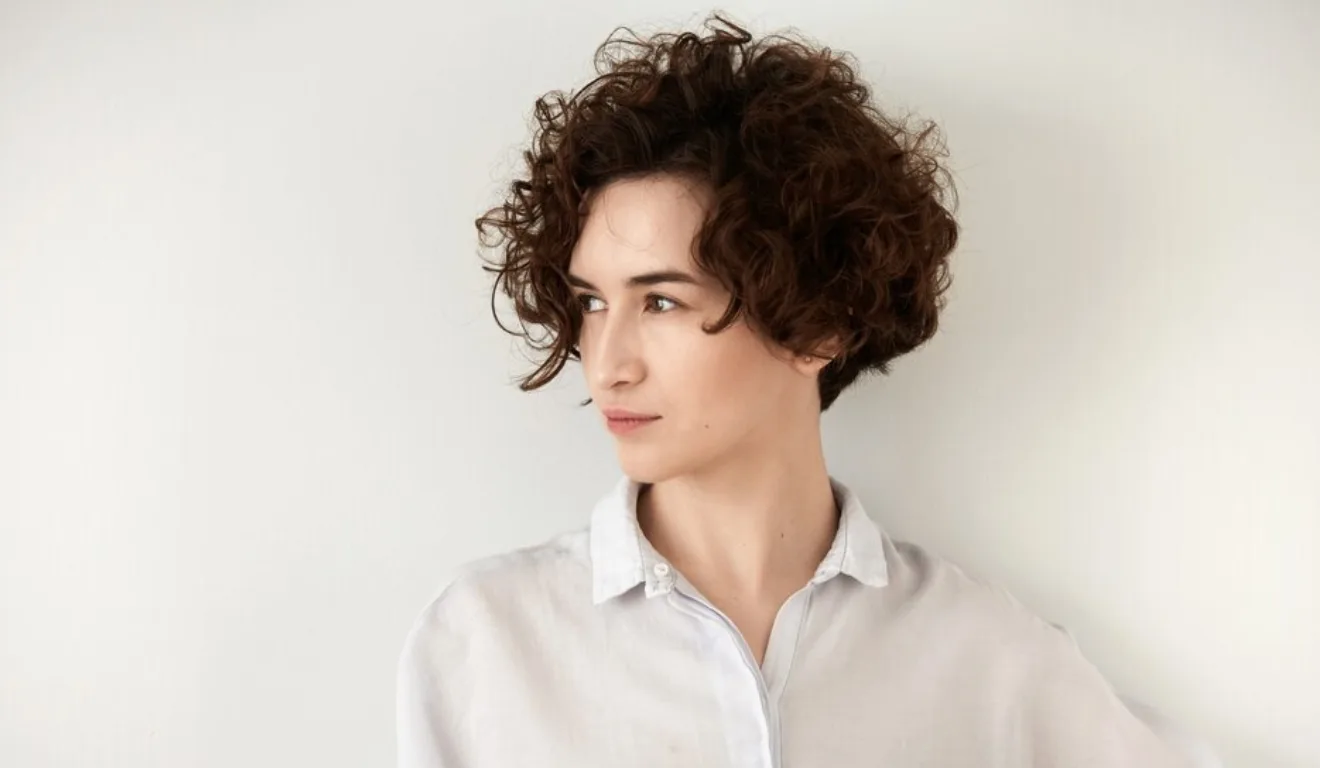 Pixie Cut com Franja (foto/reprodução: Freepik)