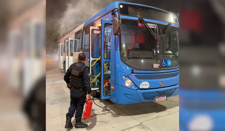 Ônibus do Transcol é incendiado por criminosos na Praia do Suá