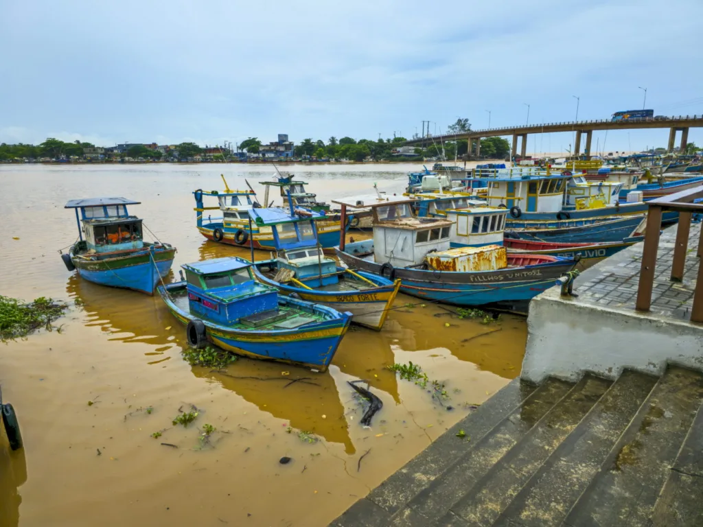 Comparação entre a nascente de águas cristalinas do Rio Itapemirim e sua foz de águas turvas em Marataízes