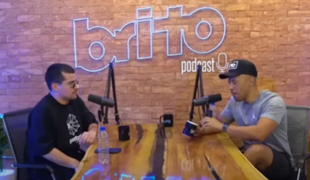 Thiaguinho em entrevista ao Brito Podcast (Foto: Reprodução/ YouTube)
