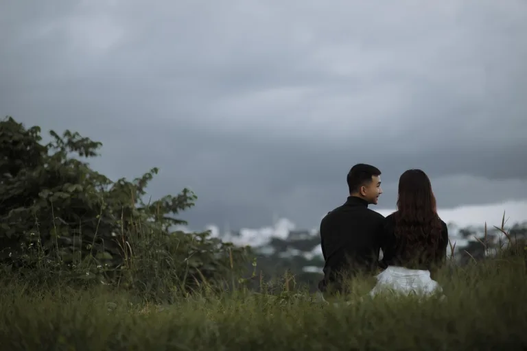 Casal de namorados sentado observando uma paisagem