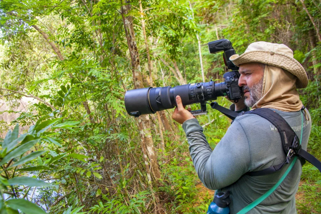 A imagem mostra a equipe do Instituto Últimos Refúgios durante uma visita técnica em Aracruz, realizando o trabalho de campo e capturando imagens da biodiversidade local