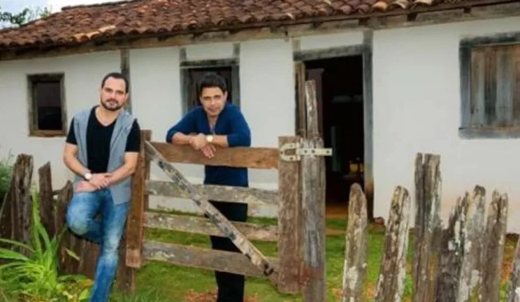 Cerca quebrada e humilde: Sítio onde Zezé Di Camargo e Luciano viviam antes da fama (Foto: Reprodução/ Internet)
