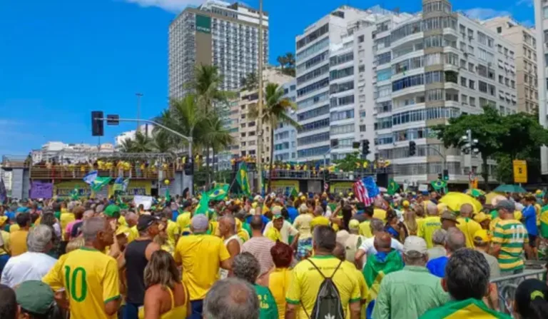 Ato convocado por Bolsonaro em Copacabana reuniu 400 mil, segundo a Polícia Militar