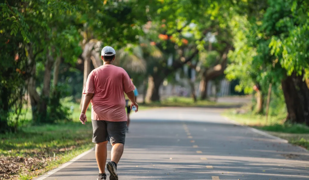 Caminhar é essencial para quem quer vencer a obesidade/Foto: Canva