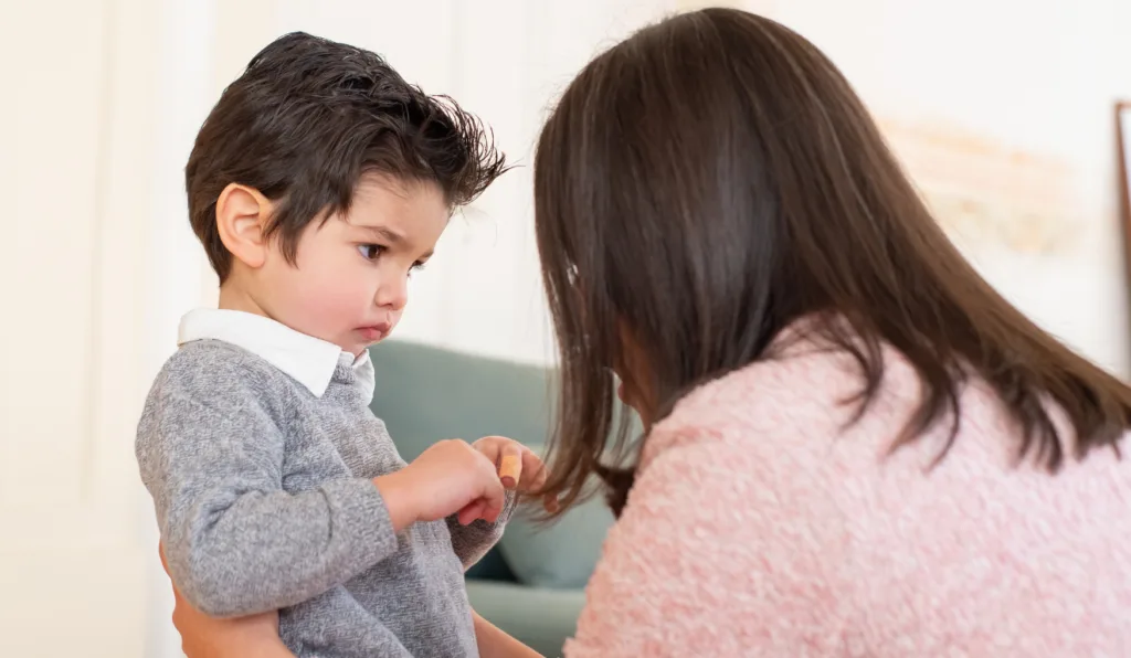 Mãe conversa com o filho