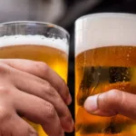 Brinde de copos de cerveja