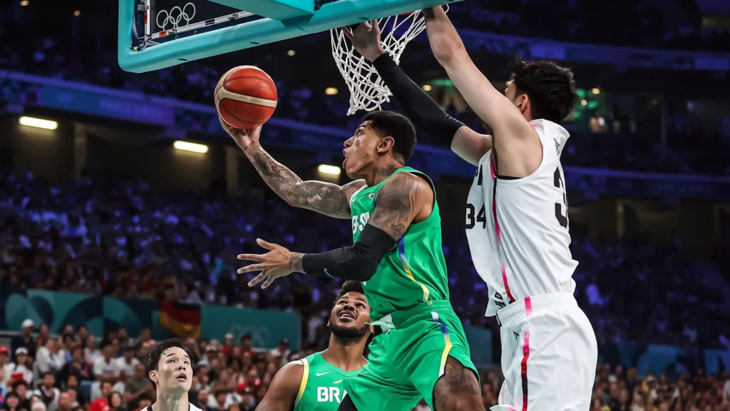 2024.08.02 - Jogos Olímpicos Paris 2024 - Lille - Basquete masculino - Brasil enfrenta o Japão na última partida da fase de grupos. Na imagem com a bola o atleta Didi Louzada