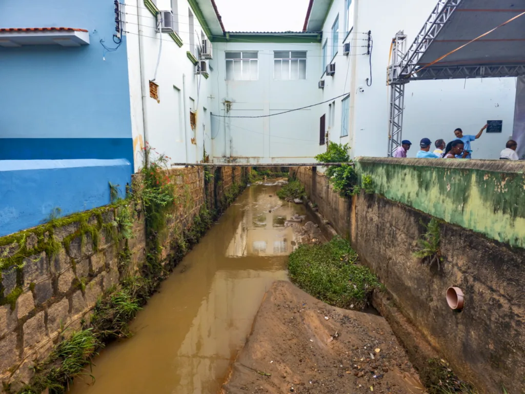 Áreas desmatadas e ocupações irregulares próximas ao Rio Itapemirim, causando impactos ambientais