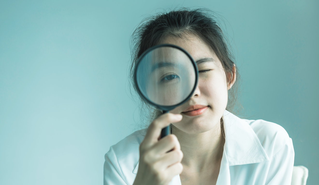 Mulher com lupa no rosto