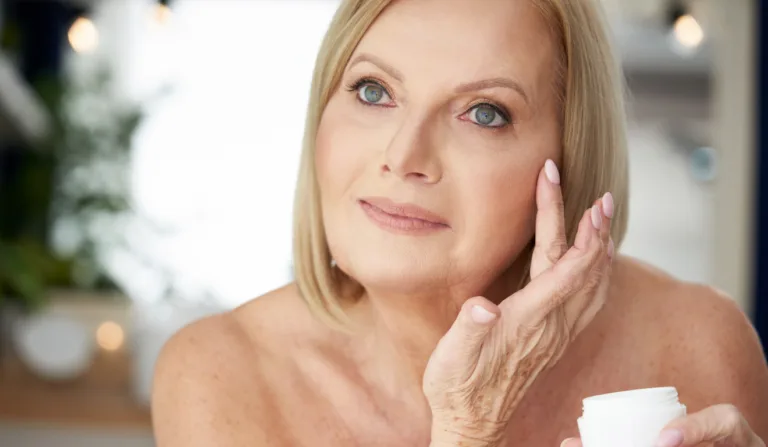 Mulher cuidando da pele para diminuir a aparência das rugas/Reprodução