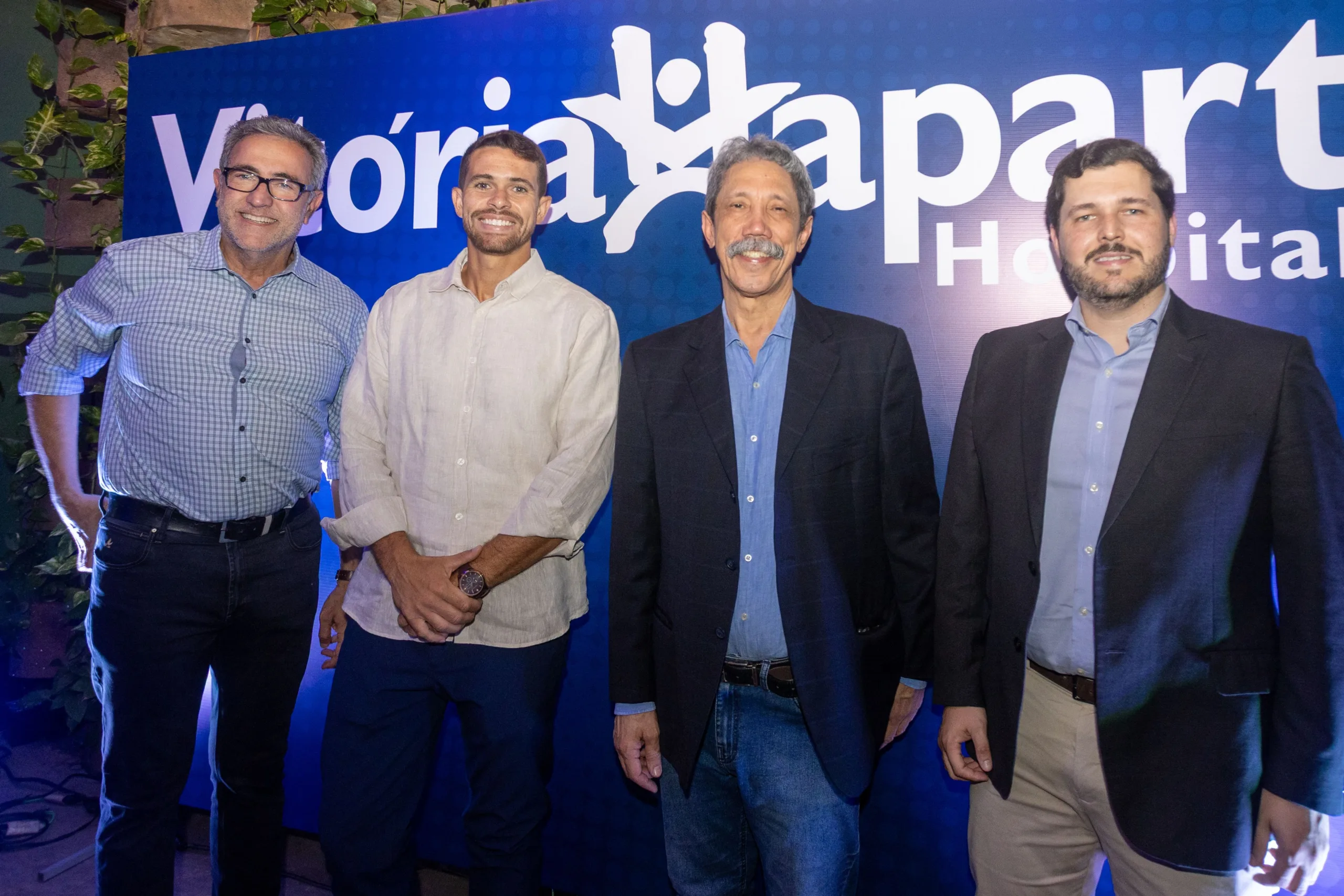 Cirurgião Akel Nicolau Junior, Diego Viana, diretor regional da Athena Suddeste, e os médicos Paulo Melo e Lucas Possatti