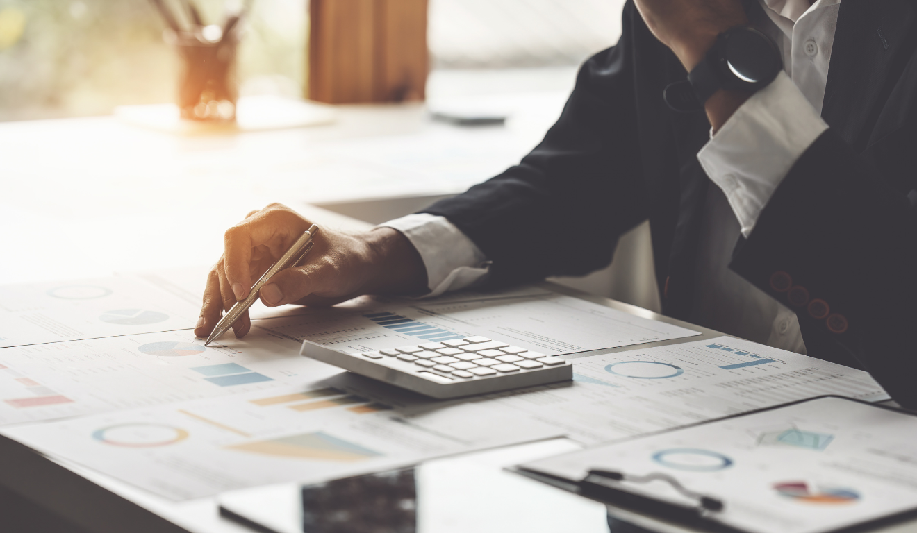 Empresário analisa gráficos financeiros