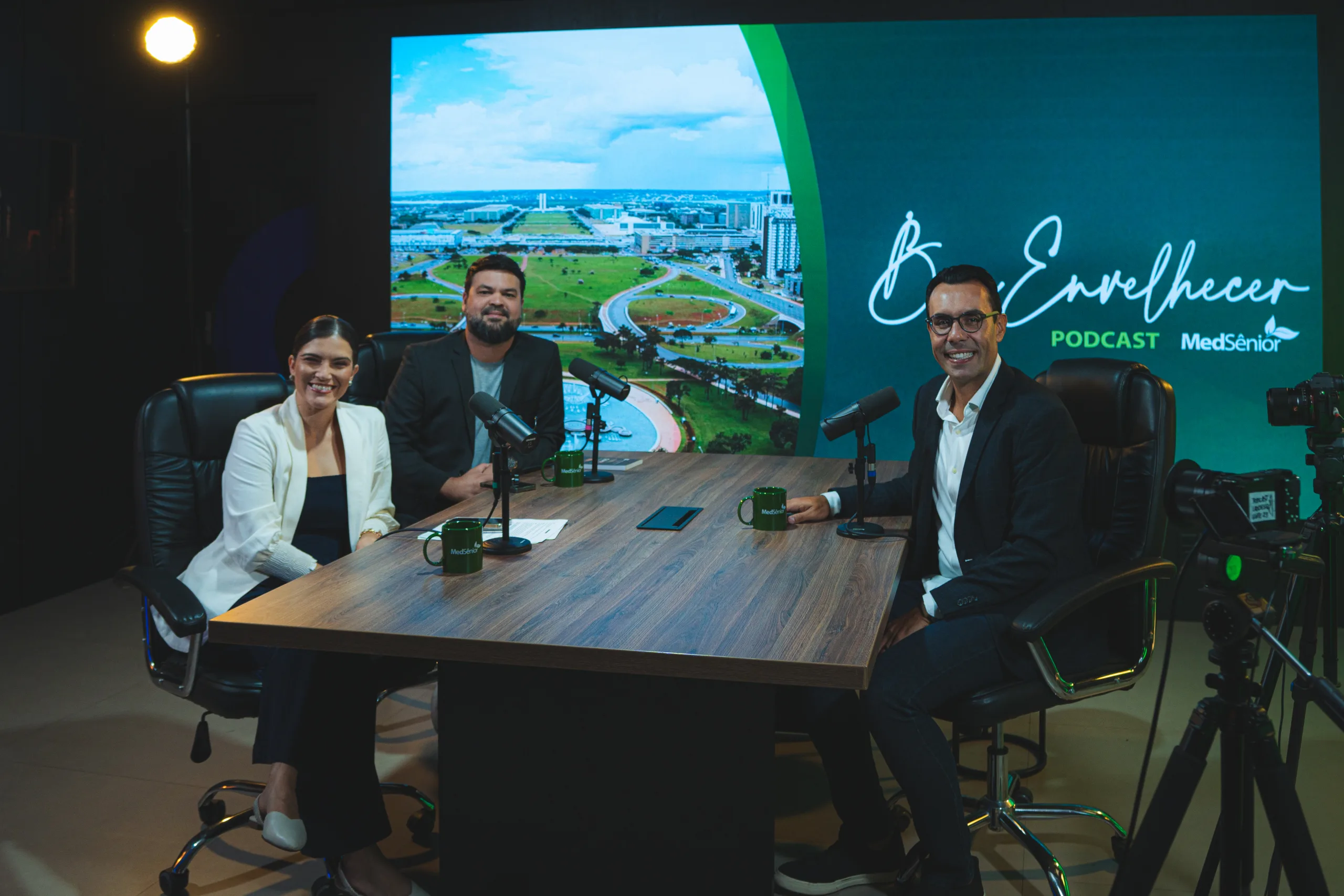 Luanna Esteves, Maycon Oliveira e Thiago de Melo no segundo episódio do Podcast Bem Envelhecer MedSênior.