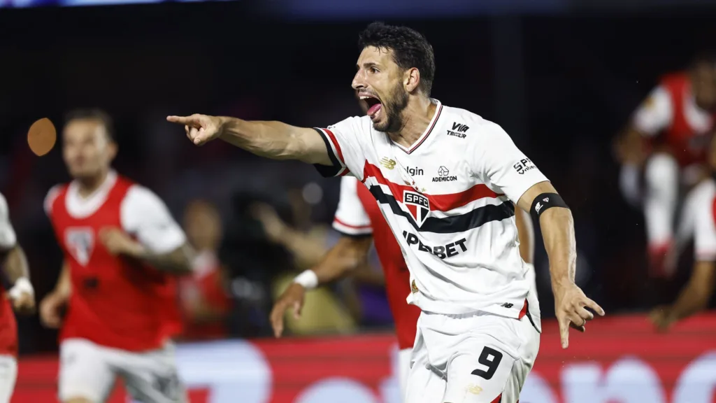 Calleri comemora gol do São Paulo contra o Novorizontino