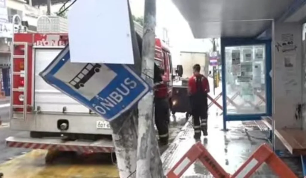 poste atingido por ônibus na expedito garcia 