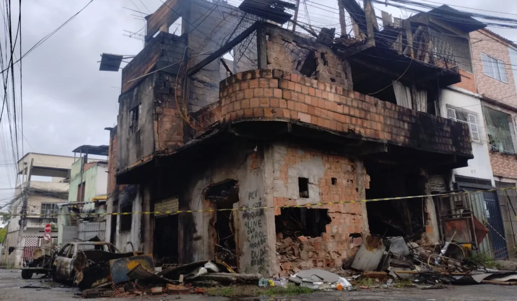 Casa incendiada na Serra