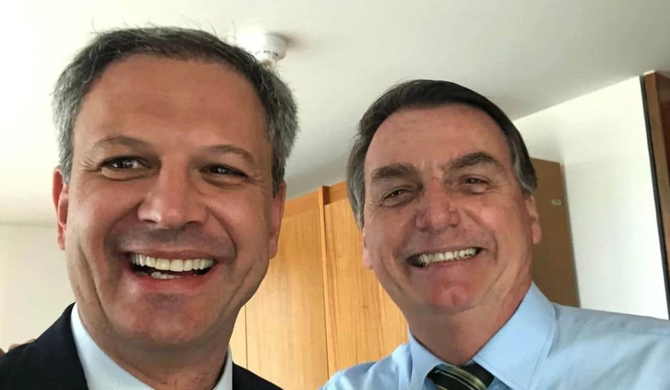 O major da reserva do Exército Angelo Martins Denicoli e o ex-presidente Jair Bolsonaro.